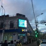 Жители Краснодара смотрят на уличный экран